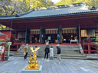 30 oktober Nikko - 21 - Het shintoïstische heiligdom Futarasan jinja met gouden konijn