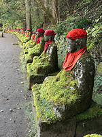 30 oktober Nikko - 22 - Eeuwenoude Jizo-beeldjes langs de rivier