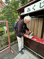 31 oktober - Tokyo - 09 - Voor 100 yen je de toekomst laten voorspellen met 'stokjes schudden'