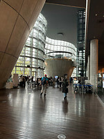 01 november - Tokyo - 12 - De grote hal van het National Art Center