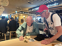02 november - Narita Airport - 03 - Nèt niet genoeg voor een pilsje . . . .