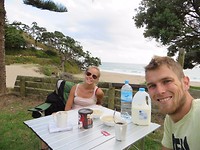 Ontbijtje op de camping aan het strand