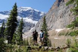 Twee pronte hikers op de Mount Edith Cavell