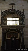 Hoenderhok in de kerk. blijkbaar worden de kippen elke 2 weken gewisseld