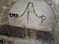 Tombe en ketenen van Sint Leonard