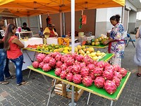 De Surinaams Chinese markt met dragon fruit