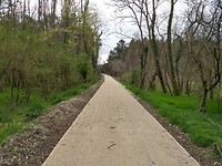 Het voetpad over het oude spoorweg talud wordt omgevormd tot fietspad