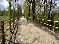 Het voetpad over het oude spoorweg talud, eigenlijk verboden terrein.