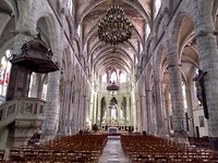 Mooie binnenkant kathedraal Bazas