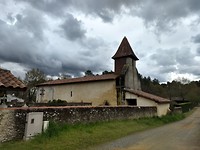 Kerkje in Corbleu met dreigende lucht
