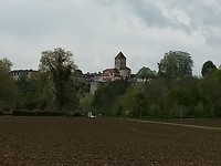 Sauveterre-de-Bearn verheft zich in de verte