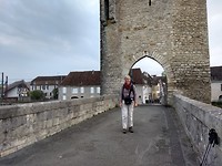 Vertrek over de oude brug van Orthez