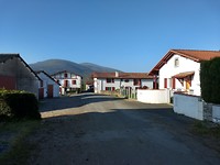 Typische Baskische huizen (witte muren en rode luiken)