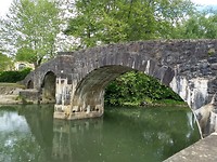De Romaanse brug van Ascain