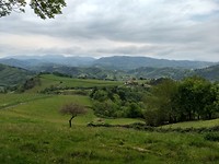 Serieuze bergen in de verte