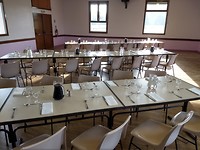 De gedekte tafels in Oradour-Fanais