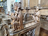 bijzonder houtsnijwerk in kerk Mortemart