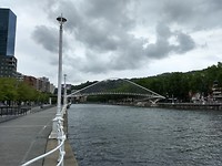 Moderne voetgangersbrug