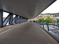 Brede voetgangersbrug bij verlaten centrum Bilbao