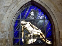 Modern raam in Maria Hemelvaart kerk Laredo