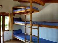 Stapelbedden 3-hoog in de albergue van pater Ernesto