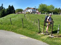 Toegang tot de albergue van pater Ernesto in Guemes