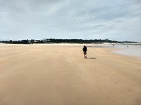 Over het brede strand naar Somo