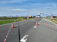 wandelaars en fietsers naar linker brugdeel over afgezette weghelft