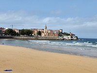 Strand van Gijon met zicht op oude wijk.