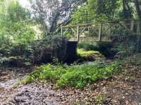 Brug bij kleine fjord