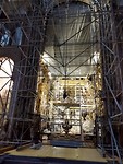 Binnenkant kathedraal in de steigers