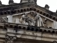 Timpaan van oude geneeskunde faculteit