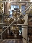 De beroemde butafumeiro (wierookvat) tussen de steigers