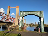 Restant oude brug naast nieuwe brug