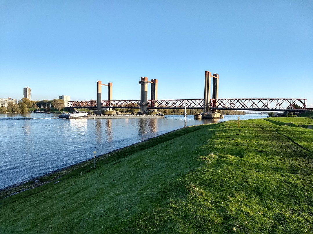 Spijkenisse brug over de Oude Maas