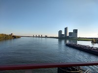 Zicht op hoogbouw Spijkenisse aan de Oude Maas