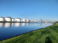 Zicht op tanks achter Calandkanaal