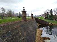 Verdedigingsmuur met monikken bij Nieuwpoort