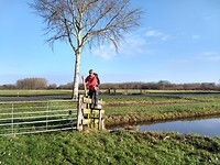 We klimmen het weiland in