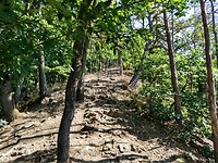 steile en stenige klim de Liedchesberg op