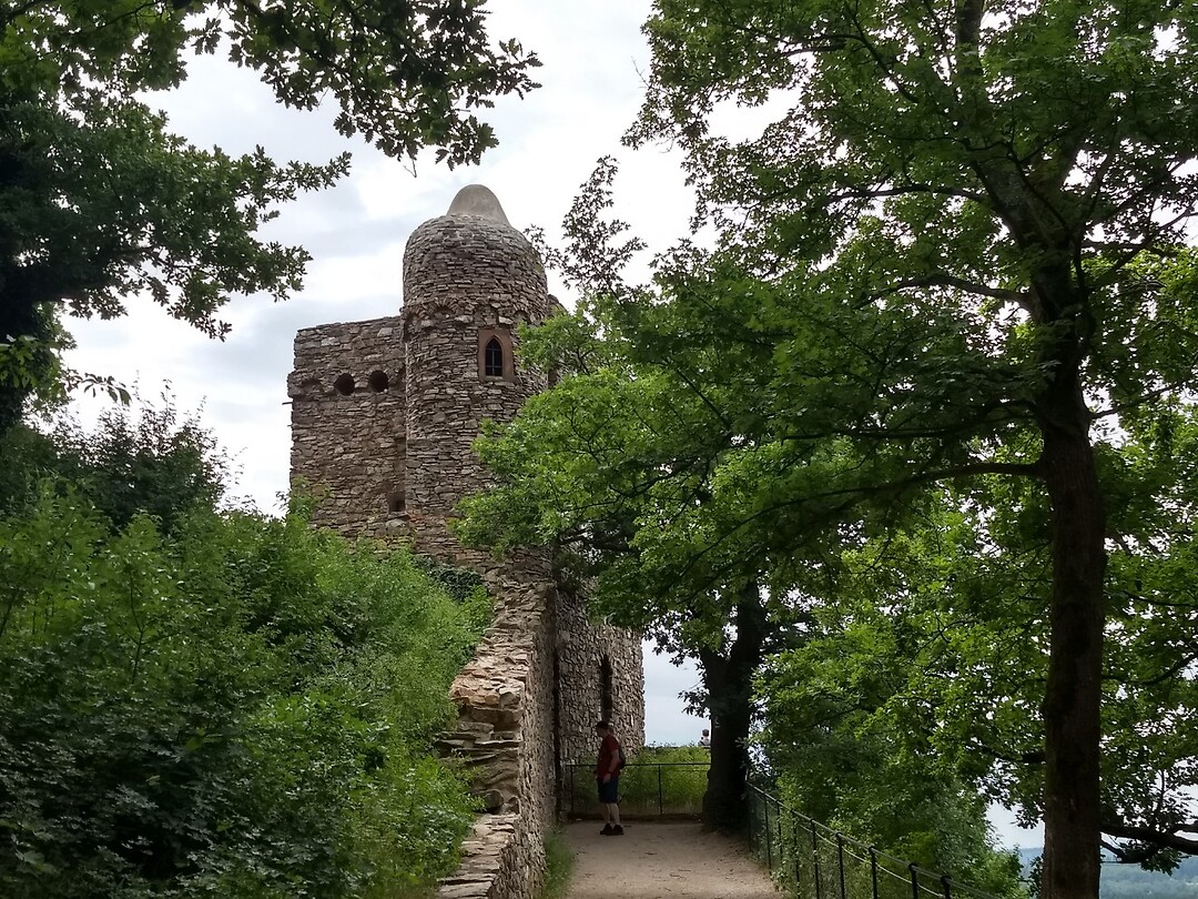 het pad loopt door een torentje (18e-eeuwse folie in het park van het monument)