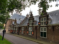 Huisjes bij de stadswal van Buren