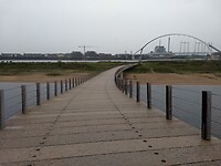 Voetbrug naar eiland Lent