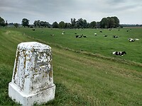Grenssteen op de Waaldijk
