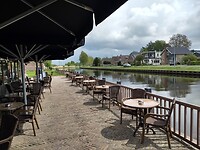 terras bij oude bierbrouwerij aan de Vecht bij Grambergen (mommeriete)