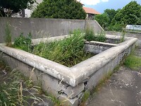 Een vervallen lavoir in Costaros