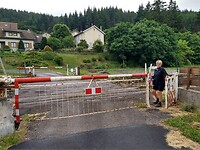 Uitkijken bij de spoorwegovergang in La Bastide