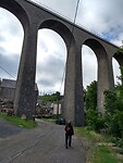 Onder het spoorviaduct door