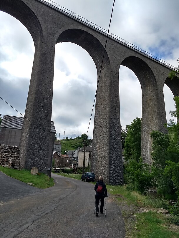 Onder het spoorviaduct door