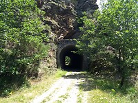 Over het oude spoorweg tracé en door een tunnel
